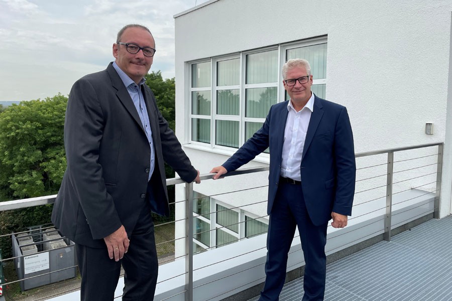 v.l.n.r: Thomas Behr, Vice President Refrigeration & Building Automation bei Eckelmann und Bernhard Tillmanns, Director Global Industry Management Building Technology bei Phoenix Contact. Foto: Eckelmann AG