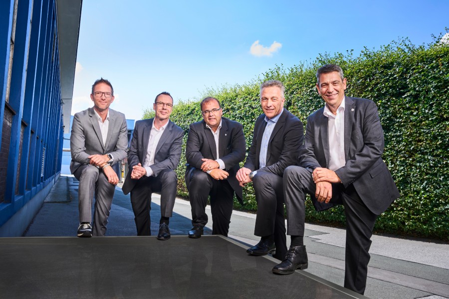 Ein smarter Schachzug: TRILUX und Johnson Controls vereinbaren eine Kooperation im Bereich Gebäudeautomation. - V.l.n.r.: Joachim Geiger (CSO & CMO TRILUX), Mario Lieder (Geschäftsbereichsleiter HVAC & BMS bei Johnson Controls), Stefan Bosch (Produktmanagement & Engineering bei Johnson Controls), Uwe Graf (General Manager Business Unit Lighting Solutions & Services bei TRILUX), Wolfgang Gabrisch (Sales Manager bei Johnson Controls). - (Bild: TRILUX)