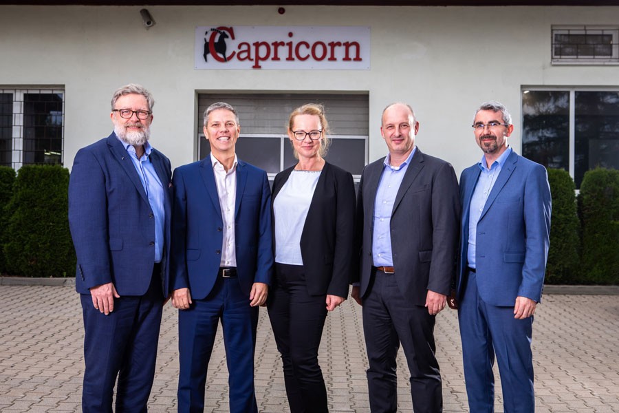 v.l.n.r.: Jacek A. Dobrowolski, Vice President Building Solutions - Europe Sales und Marketing für Osteuropa bei Uponor, Dariusz Rutowicz, CEO von Capricorn, Monika Piekarz, Direktorin für Produktion und Mitglied der Geschäftsleitung bei Capricorn, Karsten Hoppe, President, Building Solutions - Europe bei Uponor und Piotr Marcinkowski, Direktor für Sales und Marketing sowie Mitglied der Geschäftsleitung bei Capricorn. Quelle: Uponor