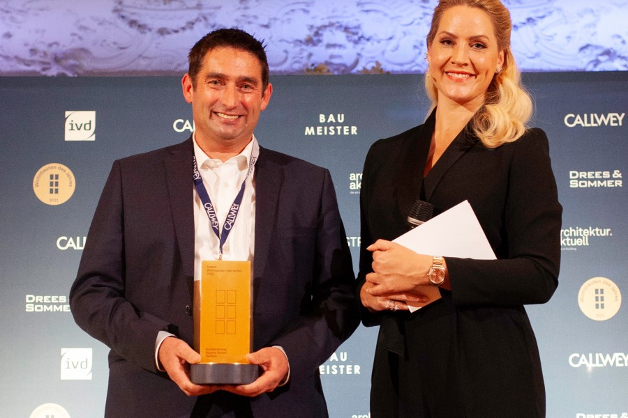 Das Trinkwasserkonzept von Uponor ist Lösung des Jahres in der Kategorie Gebäudetechnik beim renommierten Callwey-Award. Udo Strache, bei Uponor für Produkt- und Anwendungstechnik sowie Marketing verantwortlich, nahm die begehrte Trophäe von Moderatorin Judith Rakers entgegen. Quelle: Leah Tanzer/Callwey