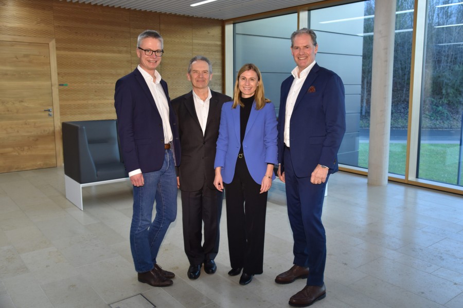 Die Verträge zwischen Stiebel Eltron und Continental wurden in Holzminden von den beiden Geschäftsführern der Stiebel Eltron-Gruppe, Dr. Kai Schiefelbein (links) und Heinz-Werner Schmidt (rechts), sowie den für die Verhandlungen verantwortlichen Continental-Vertretern Oliver Woller, Projektleiter, und Nicole Werner, verantwortlich für Finance & Controlling im Continental-Projektteam, unterzeichnet. Bild: Stiebel Eltron