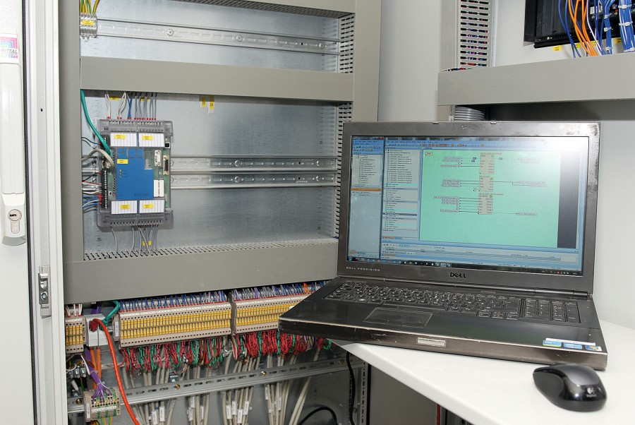Sämtliche Funktionen im DDC-Controller sind mit der Programmiersoftware PG5 V2.2.140 umgesetzt. Die grafische Oberfläche erleichtert durch ihre Übersichtlichkeit die spätere Wartung der Anlagen sowie die eventuell notwendig werdende Optimierung bzw. Erweiterung der Anlagen. Bild: SBC 