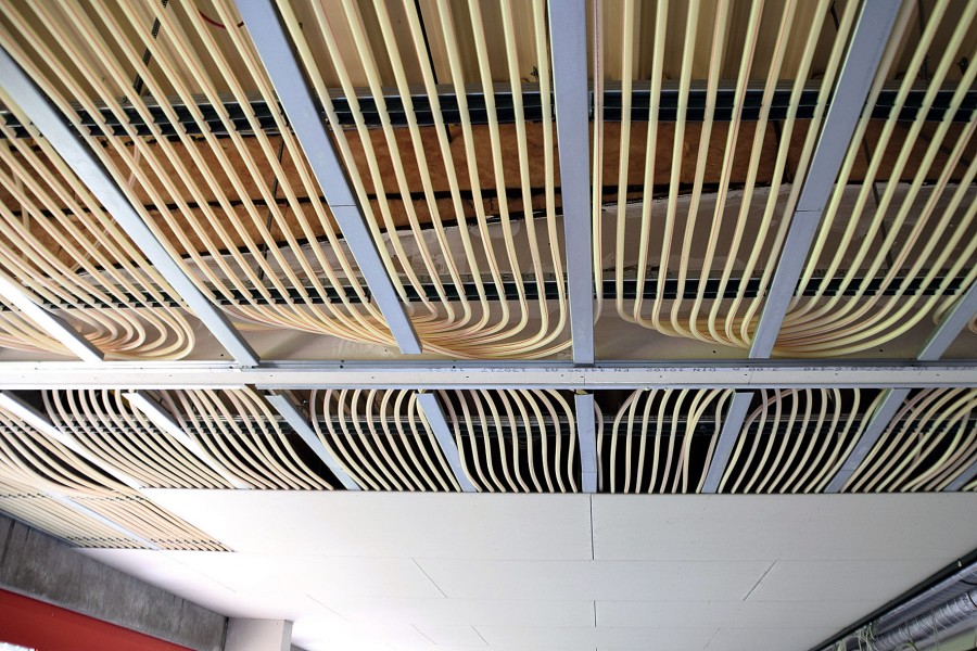 Die Komfortdecken verwandeln Raumdecken in Strahlungsflächen, die Räume im Sommer angenehm kühlen. Bild: C + P Schlüsselfertiges Bauen GmbH & Co. 