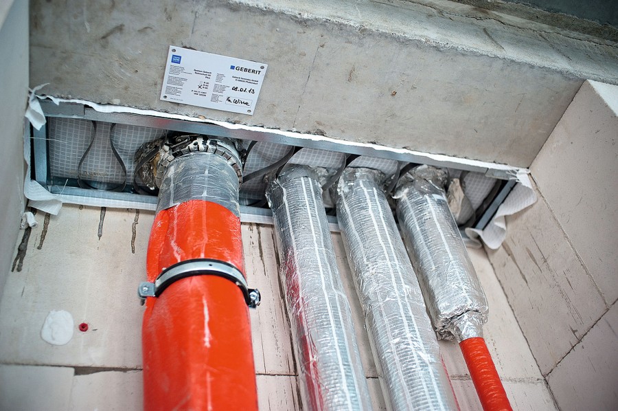 Feuerwiderstandsfähige Installationsschächte sind eine sichere Art der Stockwerksdurchdringung im Wohn- oder Gewerbebau. Bild: Geberit 