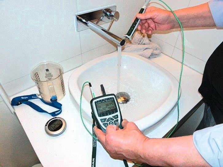 4 – Messung von Zapfprofilen mit einem Sekundenthermometer an einer Entnahmestelle Bild: FH Münster 