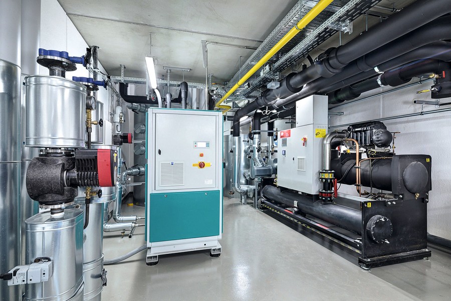 Das Zusammenspiel der einzelnen Heizungs-, Kühl- und Lüftungskomponenten wird über einen Bus energieeffizient geregelt. Hier abgebildet sind die Drucklufterzeugung und die Kältemaschine. Bild: SMP 