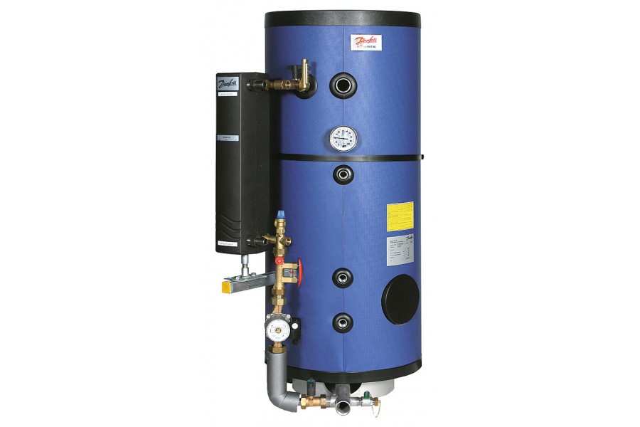 Speicherladesysteme kombinieren einen Durchlauferhitzer mit einem Schichtenspeicher, der als Puffer für Spitzenbedarfszeiten dient. Das moderne Speicherladesystem Danfoss ThermoDual-S ist für Anschlussleistungen von 25 bis 150 kW sowie mit Warmwasserspeichervolumina von 200 bis 1.000 l verfügbar. Bild: Danfoss 