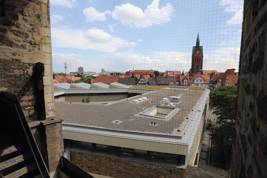 Das Flachdach des Historischen Museums am Hohen Ufer vom Beginenturm aus gesehen Bild: Sita