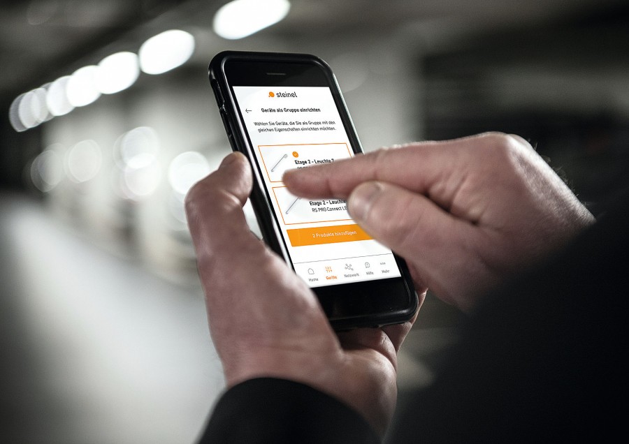 Einfach kabellos per App vernetzen und steuern. Intelligent Lighting von Steinel ist ohne den Einsatz einer Leiter zu bedienen und jederzeit anpassbar. Bild: Steinel Vertrieb GmbH 