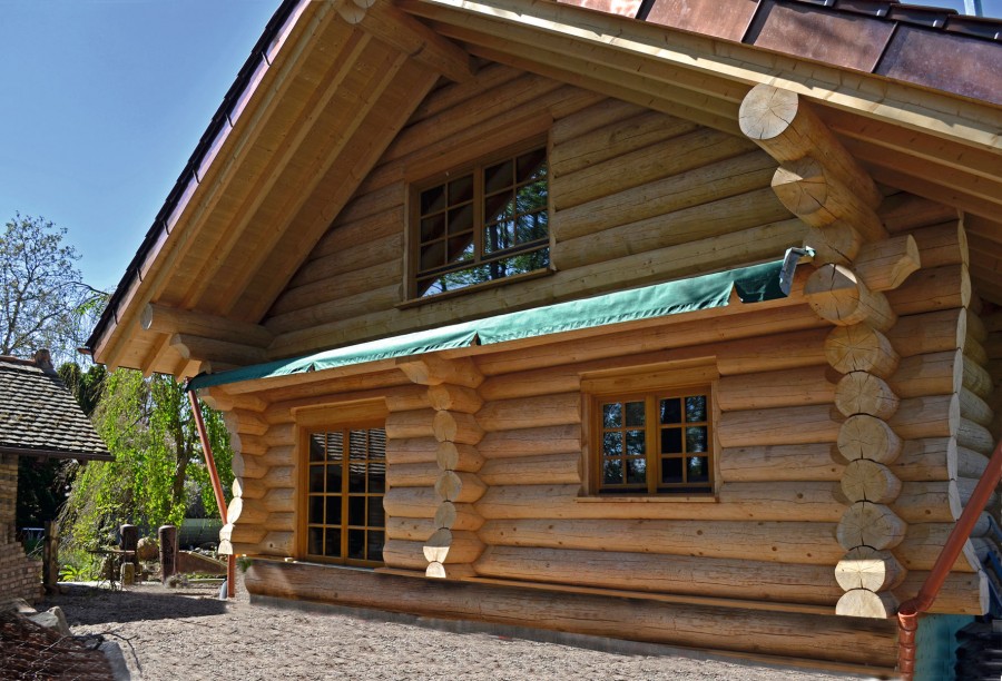Auch Holzhäuser lassen sich mit klimafreundlichen Heizsystemen ausrüsten. Im Blockhaus Böhl-Iggelheim sorgt eine Wärmepumpe in Kombination mit einer Heiz- und Kühlfläche das ganze Jahr für angenehme Raumtemperaturen. Bild: EQtherm