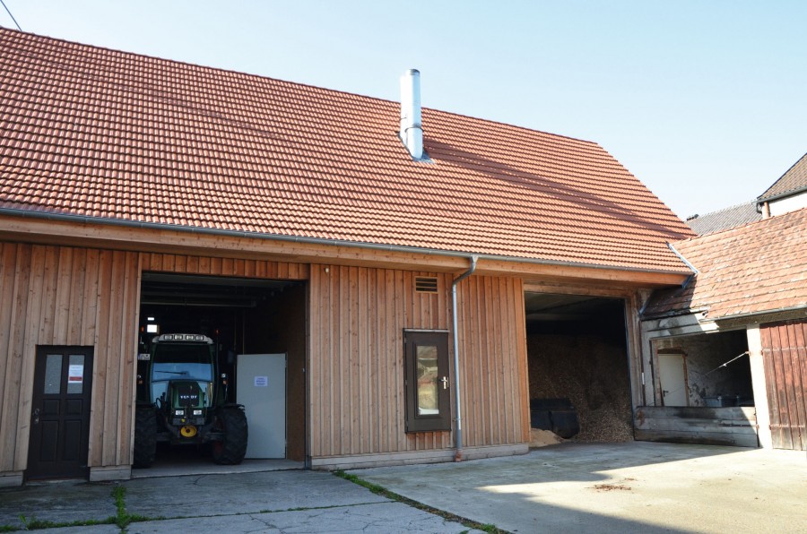 Optimal ausgestattet: Neben Gasthof und Hotel ist auch die Maschinenhalle, in der sich die Heizzentrale und der Hackschnitzelbunker befinden, an die Brandmeldezentrale von Telenot angeschlossen. Bild: Telenot Electronic GmbH 