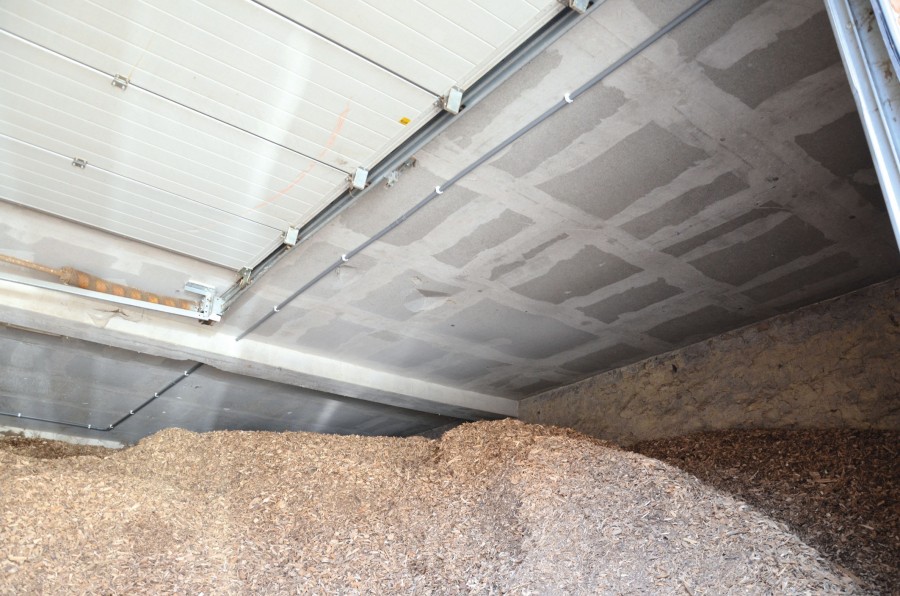 Über Rohrleitungen im Bunker, in dem die Hackschnitzel lagern, sowie im Heizraum wird ständig Umgebungsluft angesaugt. Erkennt die Rauchansauganlage (mittleres Bild) nur kleinste Rauchpartikel, wird ein Alarm ausgelöst. Bild: Telenot Electronic GmbH 