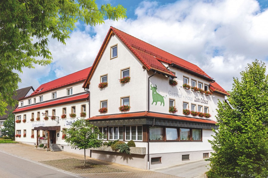 Gasthof und Hotel „Zum Ochsen“ in Berghülen auf der Schwäbischen Alb werden seit 2019 durch das Rauchansaugsystem Grizzle von Telenot vor Brandgefahren geschützt. Bild: Telenot Electronic GmbH 
