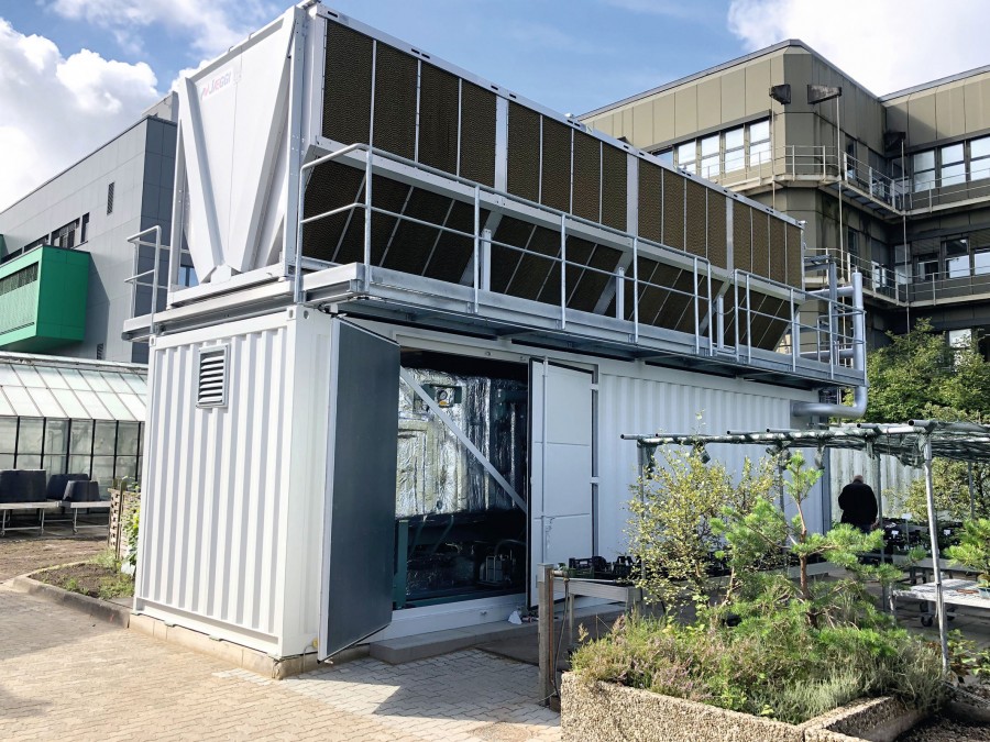 Für die Kühlung eines Bestandsgebäudes wurde eine Absorptions-
kältemaschine samt Peripherie in einem Überseecontainer installiert. Bild: Wago