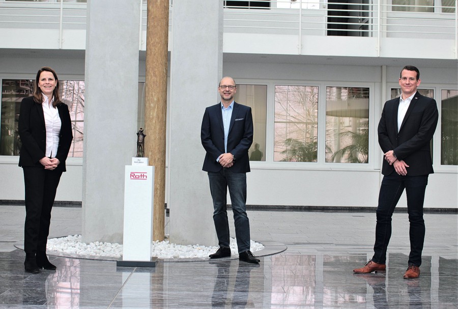 Treffen im Buchenauer Manfred Roth Atrium anlässlich des Jubiläumsprojektes der Goetheschule Wetzlar, von links: Roth Geschäftsführerin Christin Roth-Jäger, Geschäftsführer des Planungsbüros Rehling Energie-Technik, Klaus Rehling, und André Weigand, technischer Verkauf Roth Energiesysteme. Bild: Roth Werke GmbH