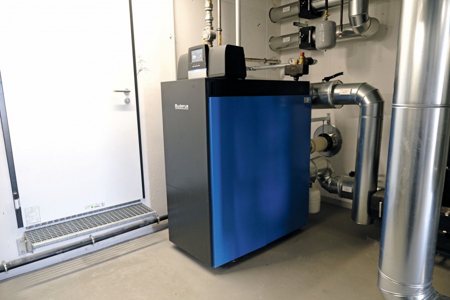 Der Gasbrennwertkessel Logano plus KB372 mit 300 kW Leistung kommt in Spitzenlastzeiten zum Einsatz. Bild: Buderus