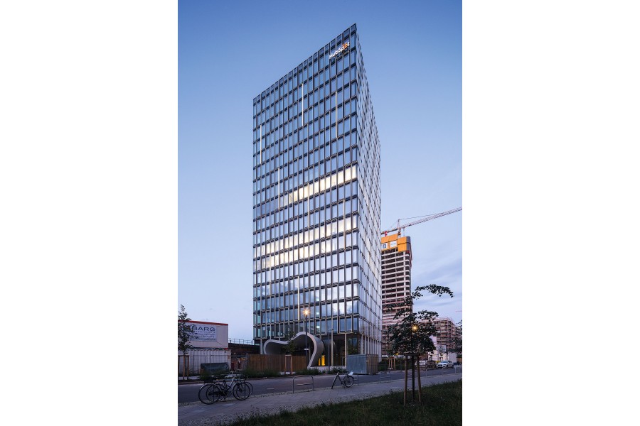 Der 70 m hohe Spreeturm ist der neue architektonische Blickfang im Berliner Stadtteil Friedrichshain. Bild: NAS Real Asset Management GmbH
