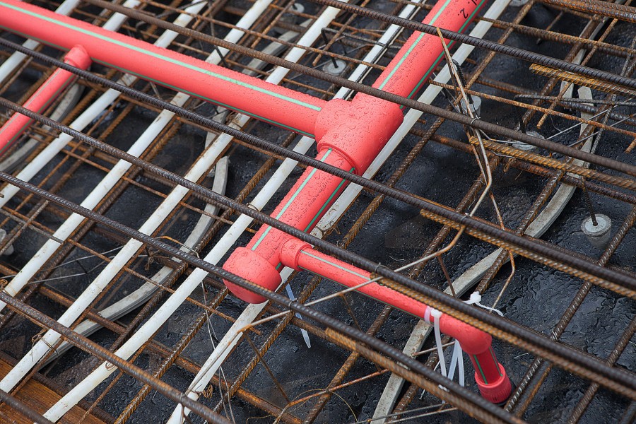 Die platzsparende und unsichtbare Verlegeart bietet höchste gestalterische Freiheit in Hinblick auf die Ausgestaltung der Decke. Bild: aquatherm GmbH 