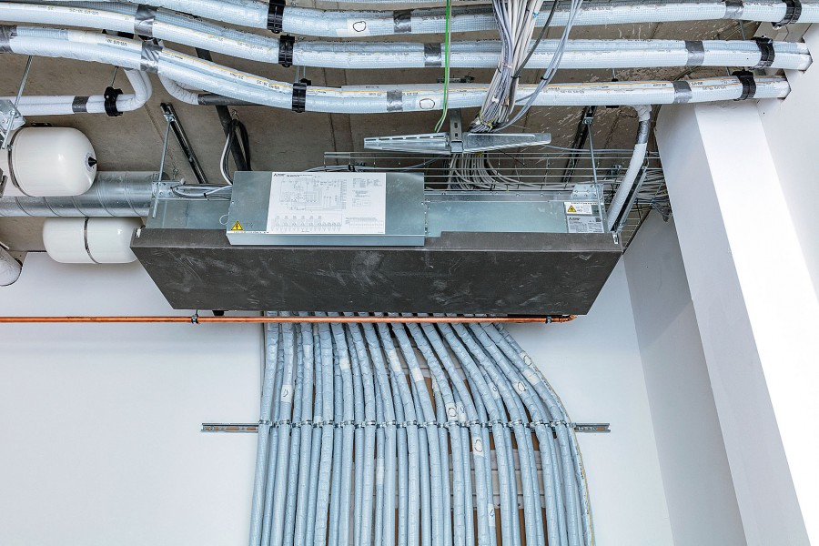 Die HBC-Controller übernehmen den Wärmeaustausch zwischen den kältemittelgeführten Außenkreisläufen und den wasserbasierten Innenkreisläufen. Alle Rohrleitungen, die durch das Gebäude führen, sind mit Wasser befüllt. Bild: Mitsubishi Electric 