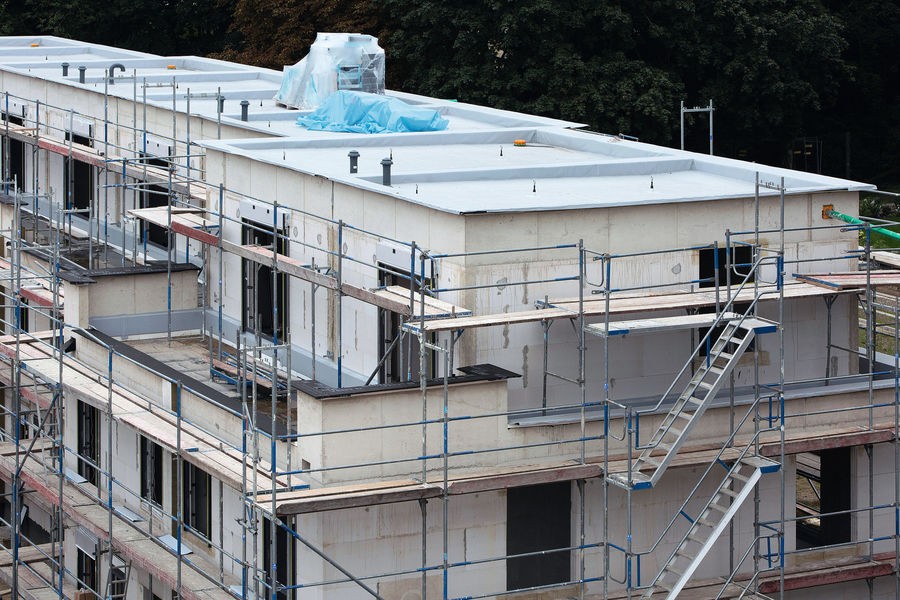 Die Dachentwässerung der Wohnhäuser mit Loro-Systemen entwässert auch über Staffelgeschosse hinweg mit nur einem Strang kaskadierend. Gut zu erkennen: Das Gefälle des Flachdaches. Bild: Lorowerk K. H. Vahlbrauk GmbH & Co.KG/Thomas Lerch