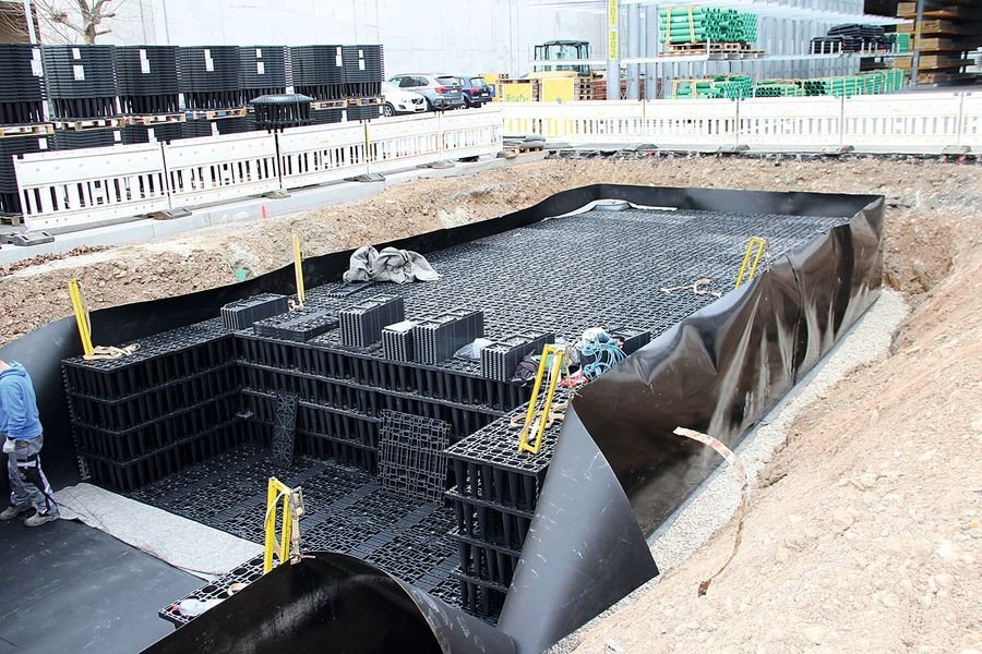 Der dreilagige Aufbau verhindert den unkontrollierten Wasseraustritt aus den Modulen. Bild: Graf