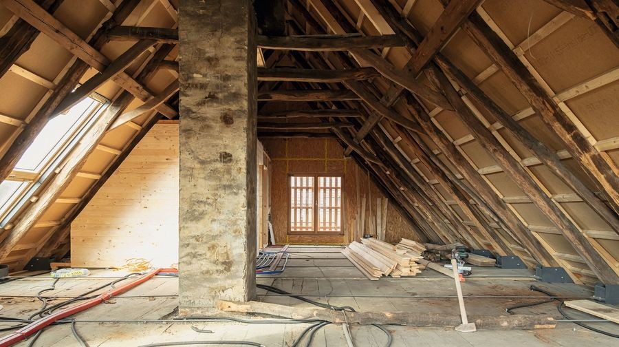 Im Ober- und Dachgeschoss setzten die Planer auf das Wandflächenheiz- und -kühlsystem Roth Rohrfix. Bild: Roth Werke GmbH