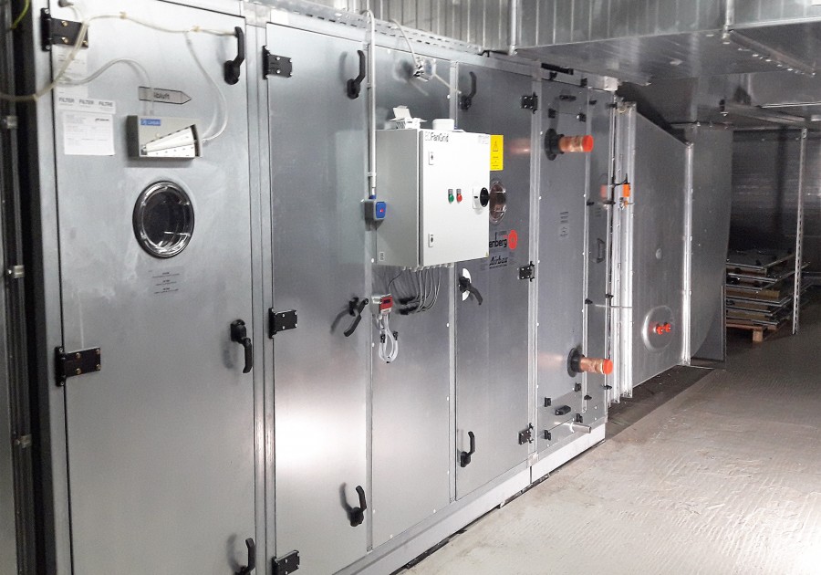 Eine der drei Anlagen nach dem Umbau. Im nächsten Schritt wird die Hydraulikstation an das Register angeschlossen. Bild: Rosenberg Ventilatoren GmbH