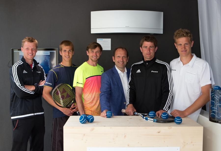 Das „DAIKIN Jungprofi Team“: Kevin Krawietz, Sebastian Prechtel, Florian Fallert (v.l.n.r.) und Johannes Härteis (rechts außen) mit Gunther Gamst (Geschäftsführer DAIKIN Airconditioning Germany GmbH, 3. von rechts) und Michael Kohlmann (Davis Cup-Teamchef und DTB-Bundesstützpunkttrainer, 2. von rechts) Bild: Jürgen Hasenkopf/Bayerischer Tennis-Verband e. V.