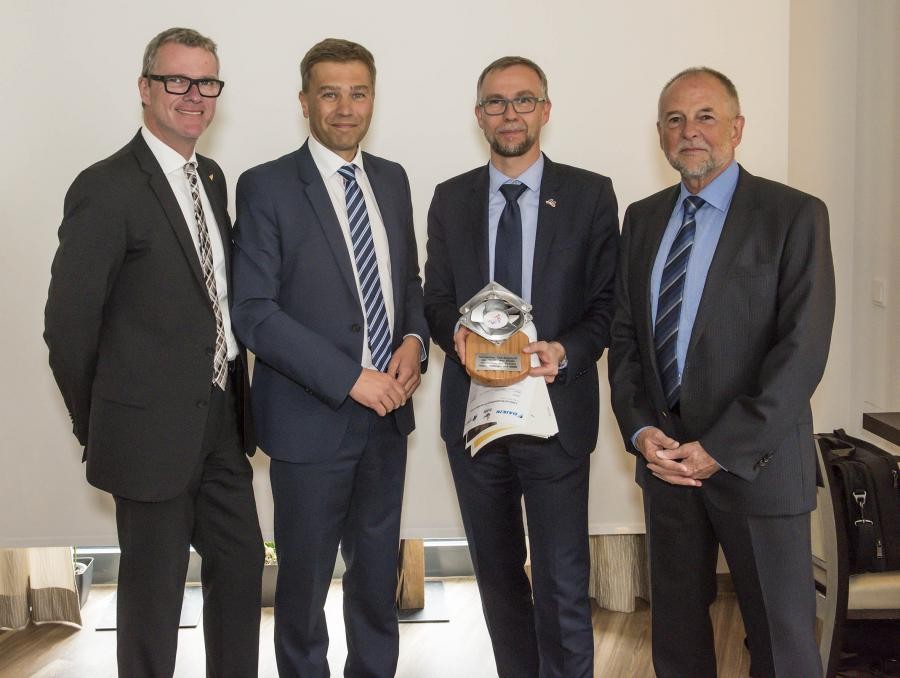 Die Unternehmen Daikin Airconditioning Germany GmbH, Biddle GmbH und die Hörburger AG feierten am 2. Mai 2017 den Erfolg des von ihnen gemeinsam mit dm-drogerie markt erarbeiteten energieeffizienten Konzepts. Im Bild (v.l.n.r.): Bernhard Schöner (Marketingleiter Daikin), Rolf Multhauf (Geschäftsführer Biddle), Martin Auer (Leitung Bau dm-Vermögensverwaltungsgesellschaft) und Martin Wenzel (Vorstand Hörburger) Bildquelle: Daikin Airconditioning Germany