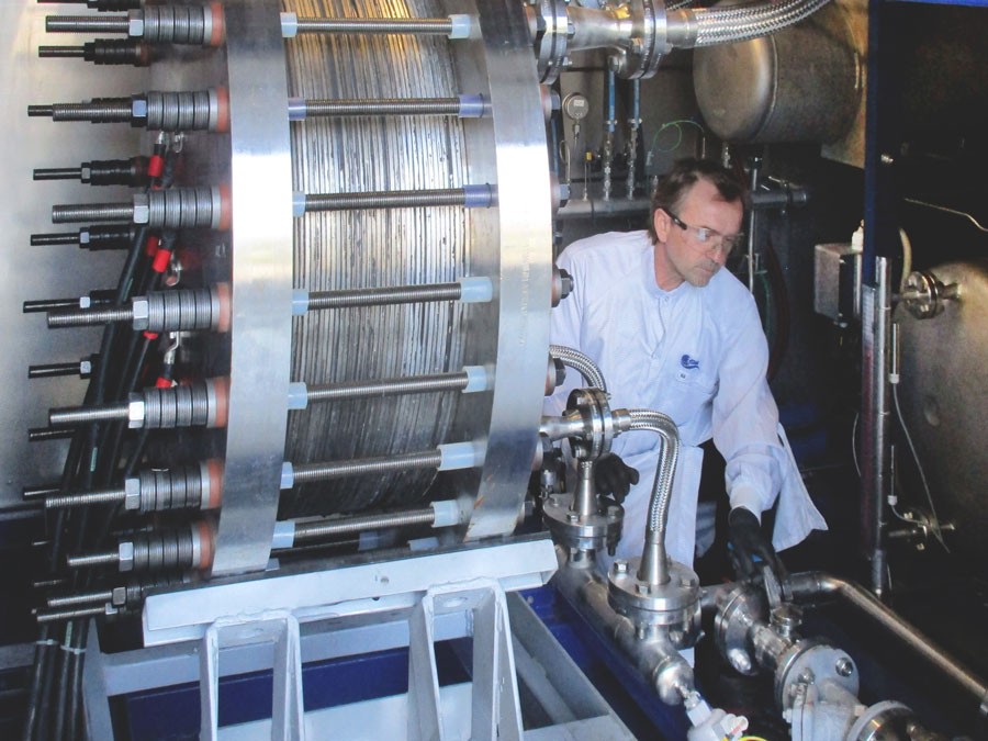 Forscher am ZSW-Teststand für alkalische Druckelektrolyse-Blöcke mit einer elektrischen Leistung bis rund 100 Kilowatt. Quelle: ZSW