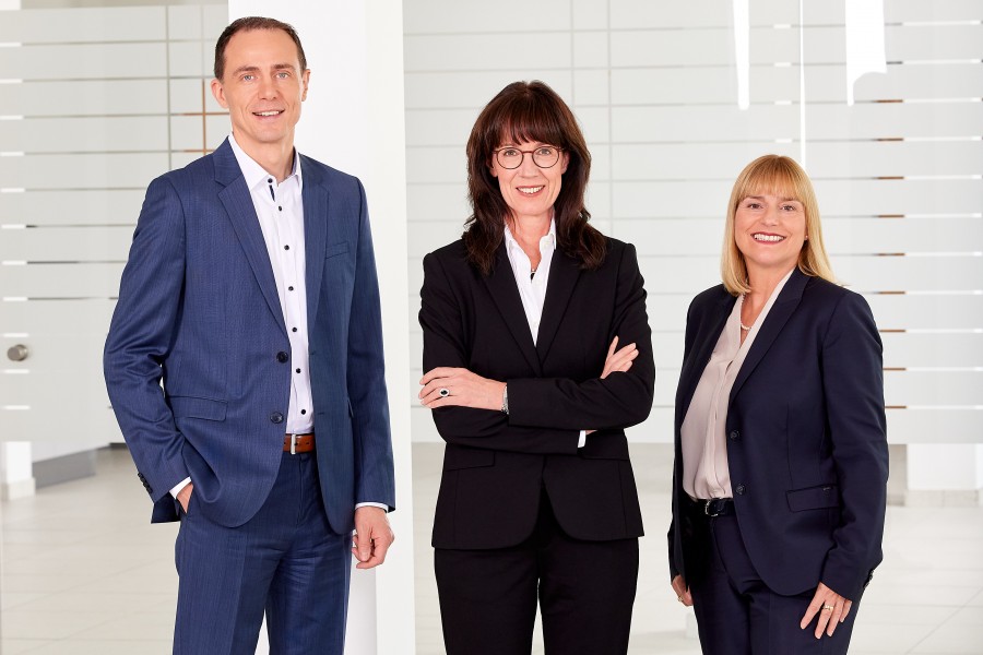 Von links nach rechts: Andreas Ueberschär (Geschäftsführer Technik und Produktion), Andrea Schell (Gesellschafterin und Geschäftsführerin Finanzen und Personal), Andrea Bußmann (Geschäftsführerin Vertrieb, Marketing und Produktmanagement). Quelle: SCHELL GmbH & Co. KG