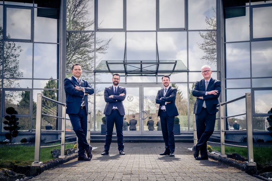 Sven Mang (2. v.l.), Group Director Operations, und Can Yildirim (l.), Group Director Supply Chain Management, sind neue Mitglieder des internationalen Führungsteams bei Kludi. Ihm gehört bereits Deutschland-Vertriebschef Sebastian Biener (2. v.r.) an. Foto: Kludi GmbH Co. KG