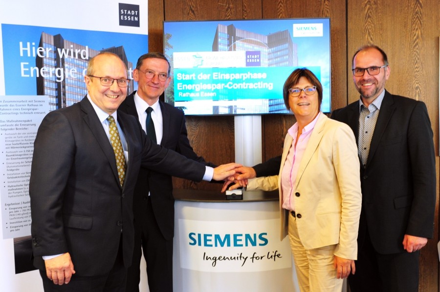 Essens Umweltdezernentin Simone Raskob (vorn Mitte) und Matthias Nerger, Referatsleiter im NRW-Wirtschaftsministerium (hinten rechts), drückten gemeinsam mit Hubert Dierkes, Niederlassungsleiter von der Siemens AG Essen (hinten links) sowie Lothar Schneider, Geschäftsführer der EnergieAgentur.NRW (vorn links), auf den roten Knopf – sie vollzogen damit symbolisch den letzten Akt der energetischen Sanierung des Rathauses in Essen. Quelle: EnergieAgentur.NRW/Klaus Voit