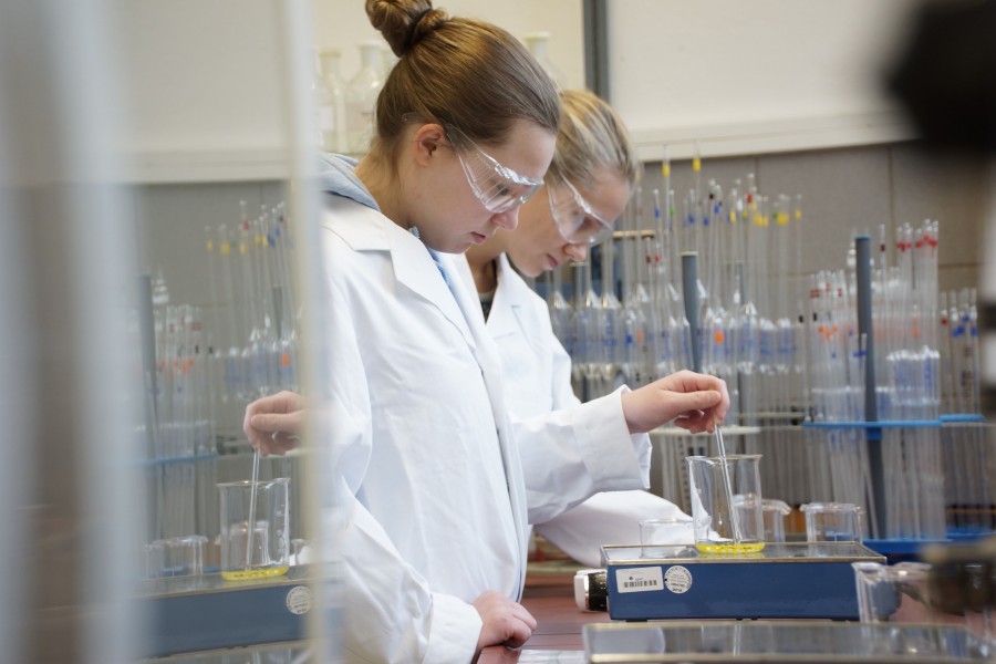 Ist der Beruf der Ingenieurin etwas für mich? Das können Schülerinnen beim DiscoverING-Camp vom 10. bis 12. Oktober herausfinden. Bildquelle: FH Münster/Moritz Schäfer