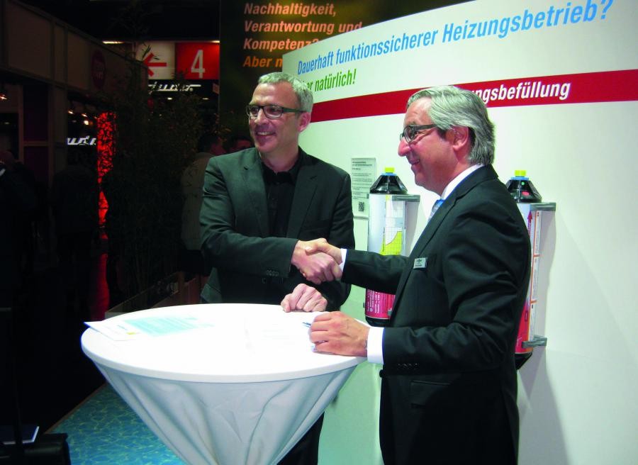V.l.n.r.: Paradigma-Geschäftsführer Jürgen Korff mit Michael Sautter, Geschäftsführer perma-trade Wassertechnik