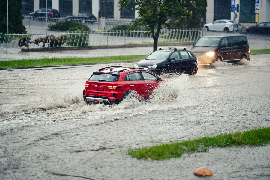 Starkregen- und Hochwasserereignisse stellen immer mehr Städte vor eine Belastungsprobe. Eine effektive Klimaanpassung wird damit zu einer der größten Aufgaben in den kommenden Jahrzehnten.Bild: Tricky Shark/stock.adobe.com
