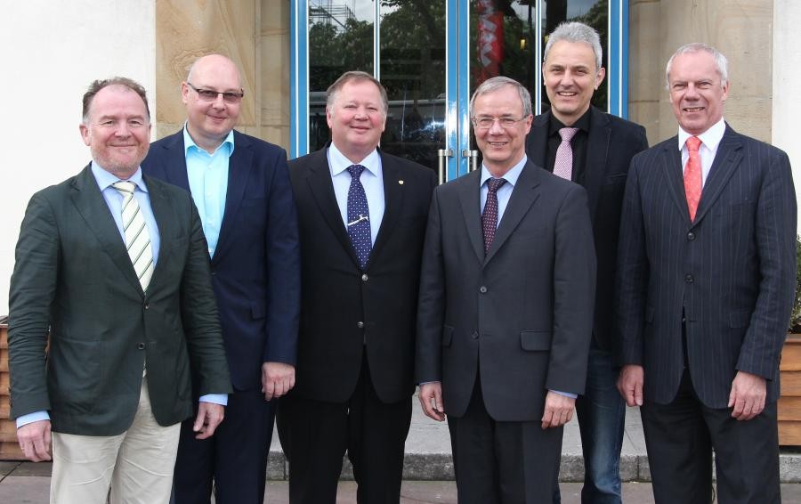Die Gründungsmitglieder in Stuttgart (v. li.): Martin Bentele, Geschäftsführer Deutscher Energieholz- und Pellet-Verband; Stefan Eisele, Präsident Landesinnungsverband des Schornsteinfegerhandwerks Baden-Württemberg; Joachim Butz, Vorsitzender Fachverband SHK Baden-Württemberg; Dietmar Zahn, Geschäftsführer Fachverband SHK Baden-Württemberg; Andreas Maier, Repräsentant Institut für Wärme und Oeltechnik; Hans-Jürgen Funke, Geschäftsführer Verband für Energiehandel Südwest-Mitte