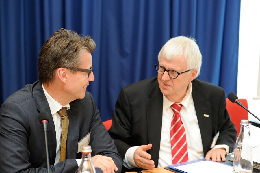 Laut dem Vorstandsvorsitzenden Georg Rump, rechts im Bild im Gespräch mit seinem Stellvertreter Dr. Roger Schönborn, hat die 114 Marken starke Industrieorganisation in den vergangenen Monaten bezüglich der Datenqualität einen großen Schritt nach vorn gemacht. Bild: ARGE Neue Medien