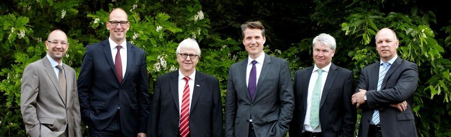 Neue und bekannte Gesichter im neu gewählten ARGE-Vorstand (v.l.n.r.): René Müller (Duravit), Frank Wiehmeier (Grundfos), Vorstandsvorsitzender Georg Rump (Oventrop), stellvertretender Vorstandsvorsitzender Dr. Roger Schönborn (Kermi), Jörg Loew (burgbad) und Dirk Gellisch (Viega). Nicht im Bild: Dr. Marc Andree Groos (Vaillant). Bild: ARGE Neue Medien