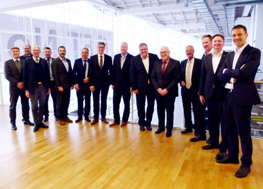 Der neu gewählte BDH-Vorstand sowie Ex-Präsident Manfred Greis (v. l.): Thomas Heim, Viessmann, Thomas Weishaupt, Weishaupt, Karl Dungs, Dungs GmbH, Dr. Lothar Breidenbach, BDH, Alessandro Cappellini, Schiedel, Bernhard Steppe WOLF, Dr. Roger Schönborn, Rehau, Dr. Nicholas Matten, Stiebel Eltron, Uwe Glock Bosch Thermotechnik, Manfred Greis, Viessmann, Andreas Lücke, BDH, Bertrand Schmitt, BDR Thermea, Christian Kruse, WILO, Dr. Norbert Schiedeck, Vaillant. (Foto: BDH)