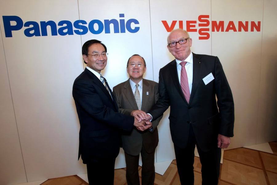 Dr. Martin Viessmann (rechts) und Kazuhiro Tsuga, Präsident der Panasonic Corporation (links), präsentierten ihr gemeinsames Projekt zum Brennstoffzellen-Heizgerät in der japanischen Botschaft in Berlin. In der Bildmitte Botschafter Takeshi Nakane.