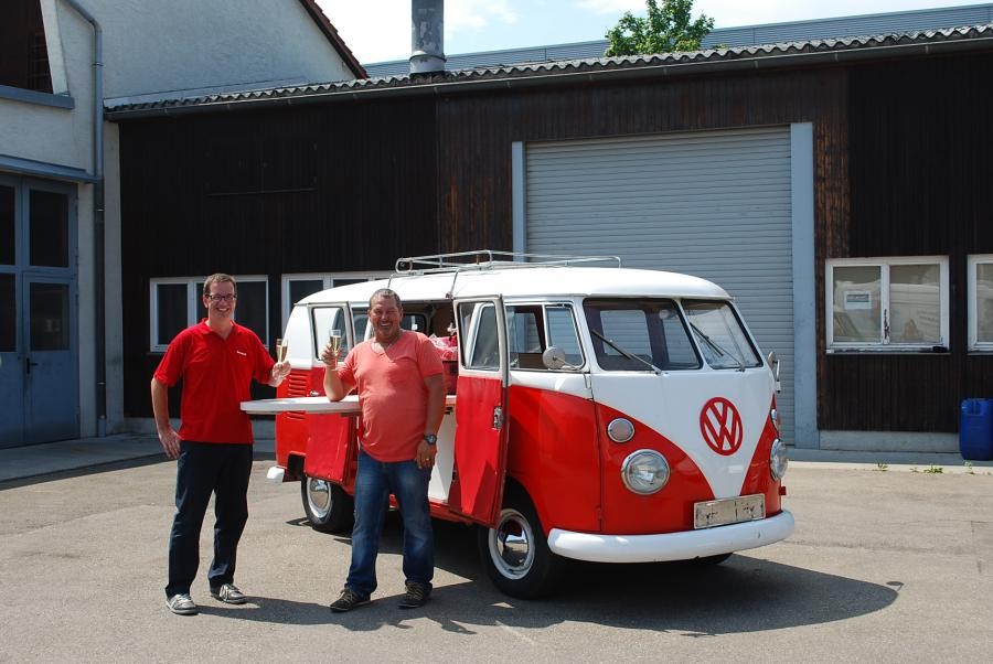 Bye, bye Bulli: Marketingleiter Jens Bredemeier übergibt die Schlüssel des ehemaligen WWW-Mobils an den neuen Besitzer, einen Oldtimer-Liebhaber aus dem Rhein-Neckar Raum. Bild: Honeywell