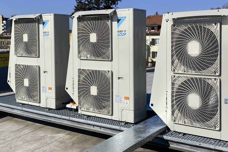Deutschlands führender Drogeriemarkt geht einen weiteren Schritt in Richtung Reduzierung der Umweltbelastung, indem er die in den dm-Märkten verwendeten Kältemittel auf Kreislaufwirtschaft umstellt. Foto. Daikin