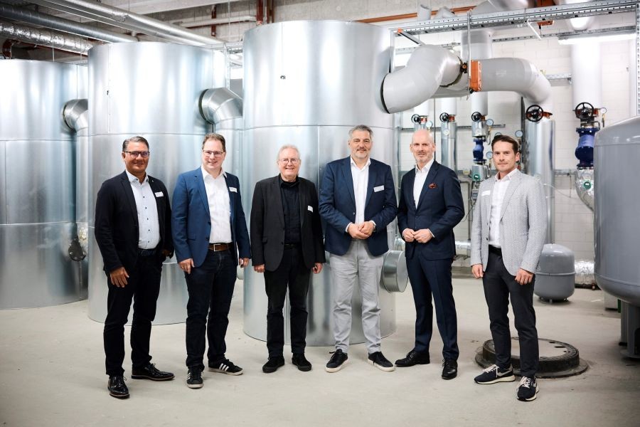 Die Projektpartner bei der Inbetriebnahme des neuen Wärmenetzes im Synergiepark Stuttgart (v.l.nr.): Peter Drausnigg (Geschäftsführer Stadtwerke Stuttgart), Dr. Dennis Bauer (Geschäftsführer Wärmelösungen Synergiepark Stuttgart), Peter Pätzold (Bürgermeister für Städtebau, Wohnen und Umwelt, Stuttgart), Andreas Herden (Managing Director Northern Europe, nLighten), Wolfgang Linsenmaier (Chief Financial Officer, Dekra) und Martin Panz (Niederlassungsleiter Alois Müller Stuttgart). Bild: Stadtwerke Stuttgart