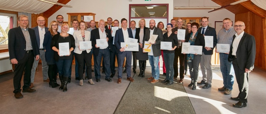Feierliche Abschlussveranstaltung in Rendsburg: dena-Geschäftsführerin Kristina Haverkamp (Mitte) mit Vertretern der zehn ausgezeichneten Kommunen (Foto: Deutsche Energie-Agentur/Rolf Otzipka)