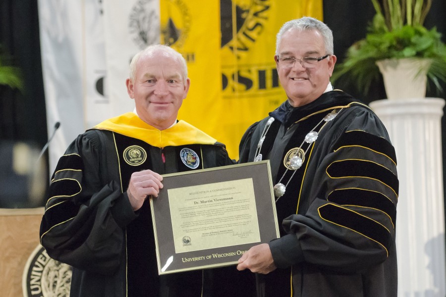 Dr. Martin Viessmann ist mit der Ehrendoktorwürde der University of Wisconsin ausgezeichnet worden. Das Bild zeigt ihn mit Universitätskanzler Richard H. Wells (rechts).