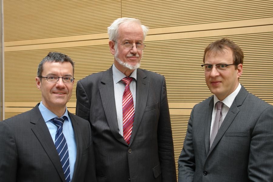 Die Expertenrunde: Dr. Josef Klinger, Geschäftsführer des TZW: DVGW-Technologiezentrum Wasser, Dr. Anton Klassert, Geschäftsführer des Deutschen Kupferinstituts, und Dr. Peter Rapp, Leiter der Sektion Trinkwasserverteilung beim Umweltbundesamt (von links) Bild: Deutsches Kupferinstitut
