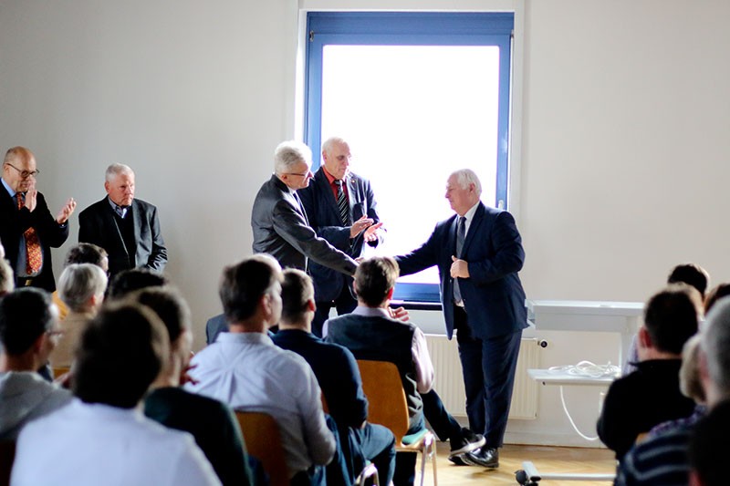 von links: RA K. Wülfrath, Prof. Dipl.-Ing. E. Wobst: Prof. Dr.-Ing. U. Franzke; Prof. Dr.-Ing. A. Trogisch; Dr. rer.-nat. R. Herzog (Foto: ILK, Brükner)