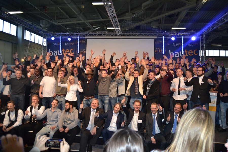 Gruppenbild nach der Freisprechung der Berlin/Brandenburger SHK-Jung-Gesellinnen/Gesellen und der Jungmeister (Foto: Innung SHK Berlin)