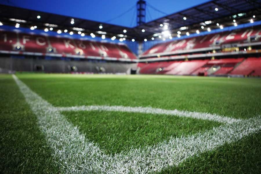 Während der Lockdowns wurde vermehrt in leeren Fußballstadien gespielt. Quelle: stock.adobe.com/bilderstoeckchen